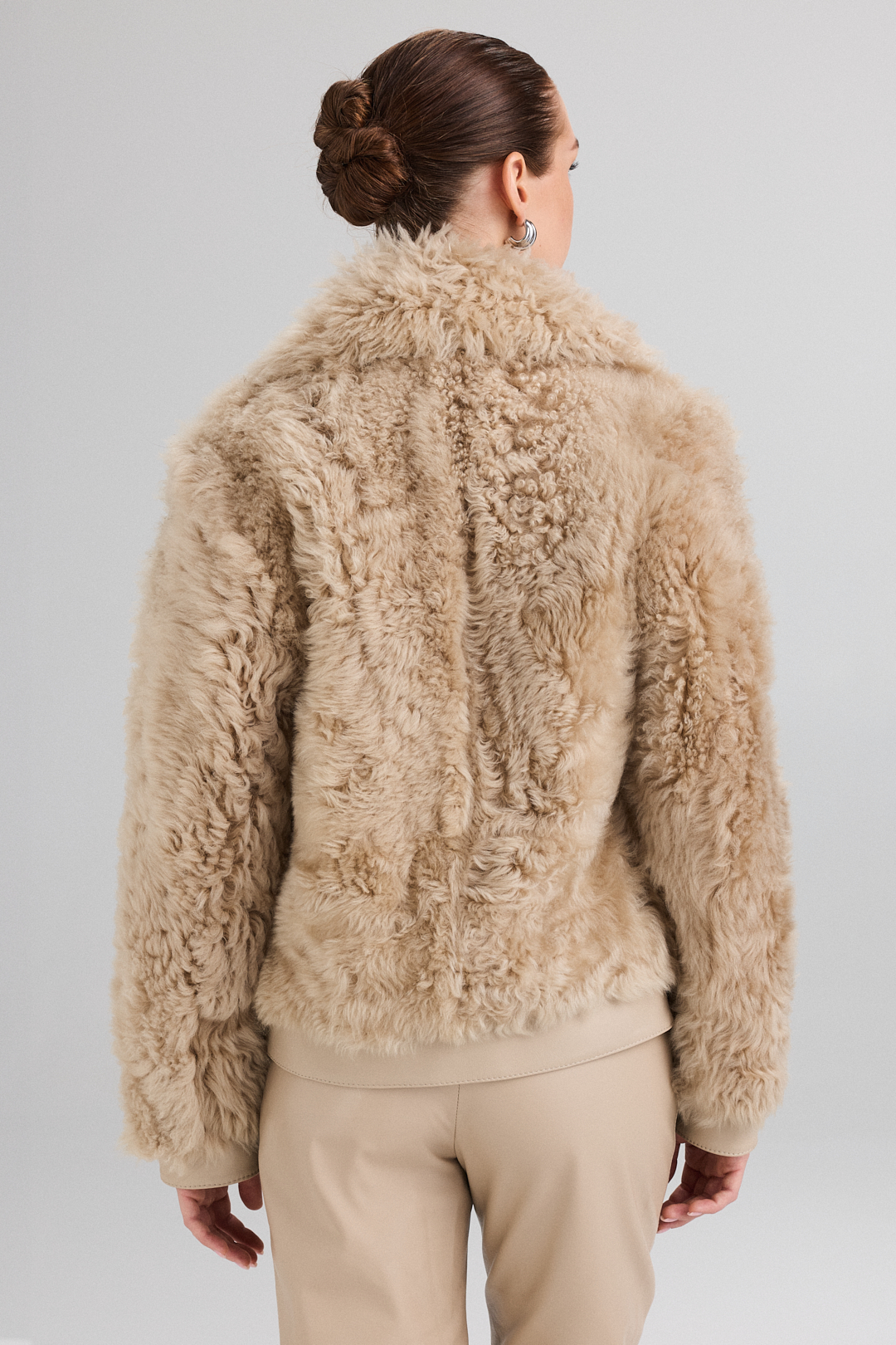 Jacheta scurtă din blană de miel cu fir creț 2110 bej (2)